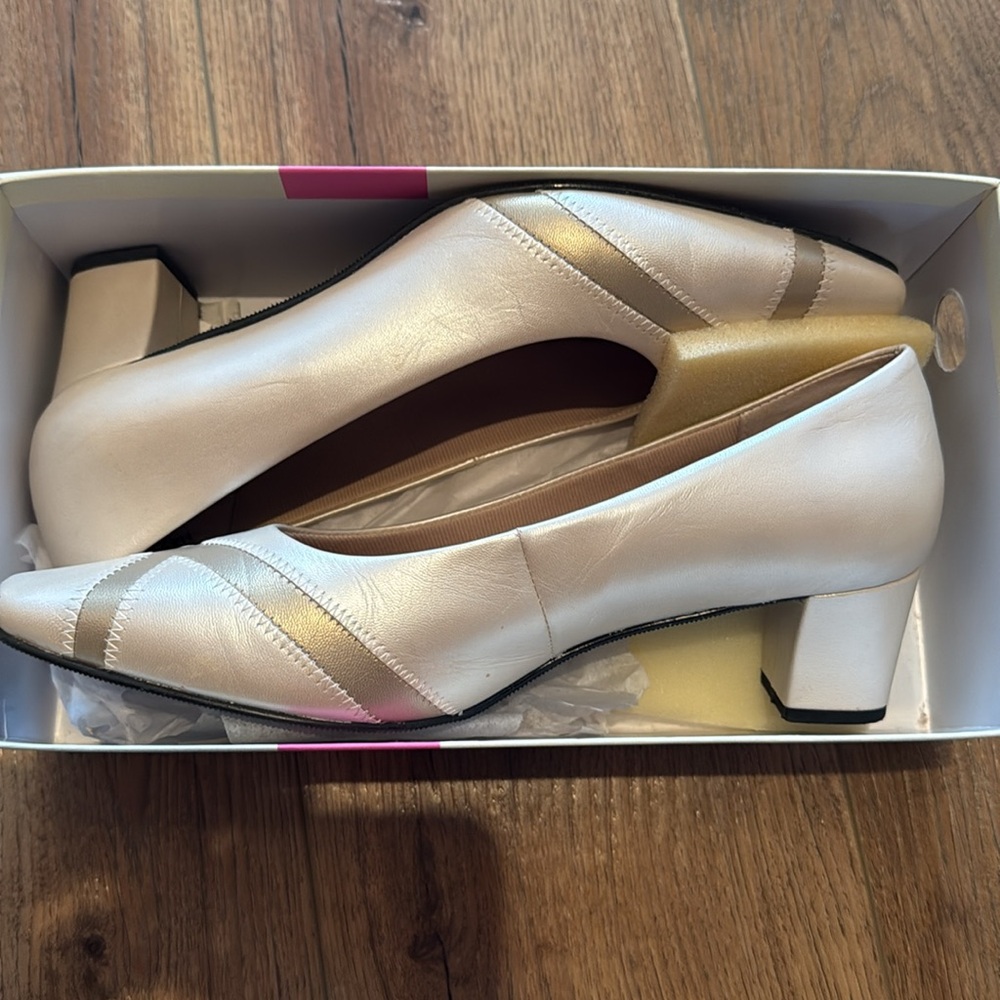 Ros Hommerson 9 1/2 W Leigh bone pearl flared heel with gold accents Dress shoe.